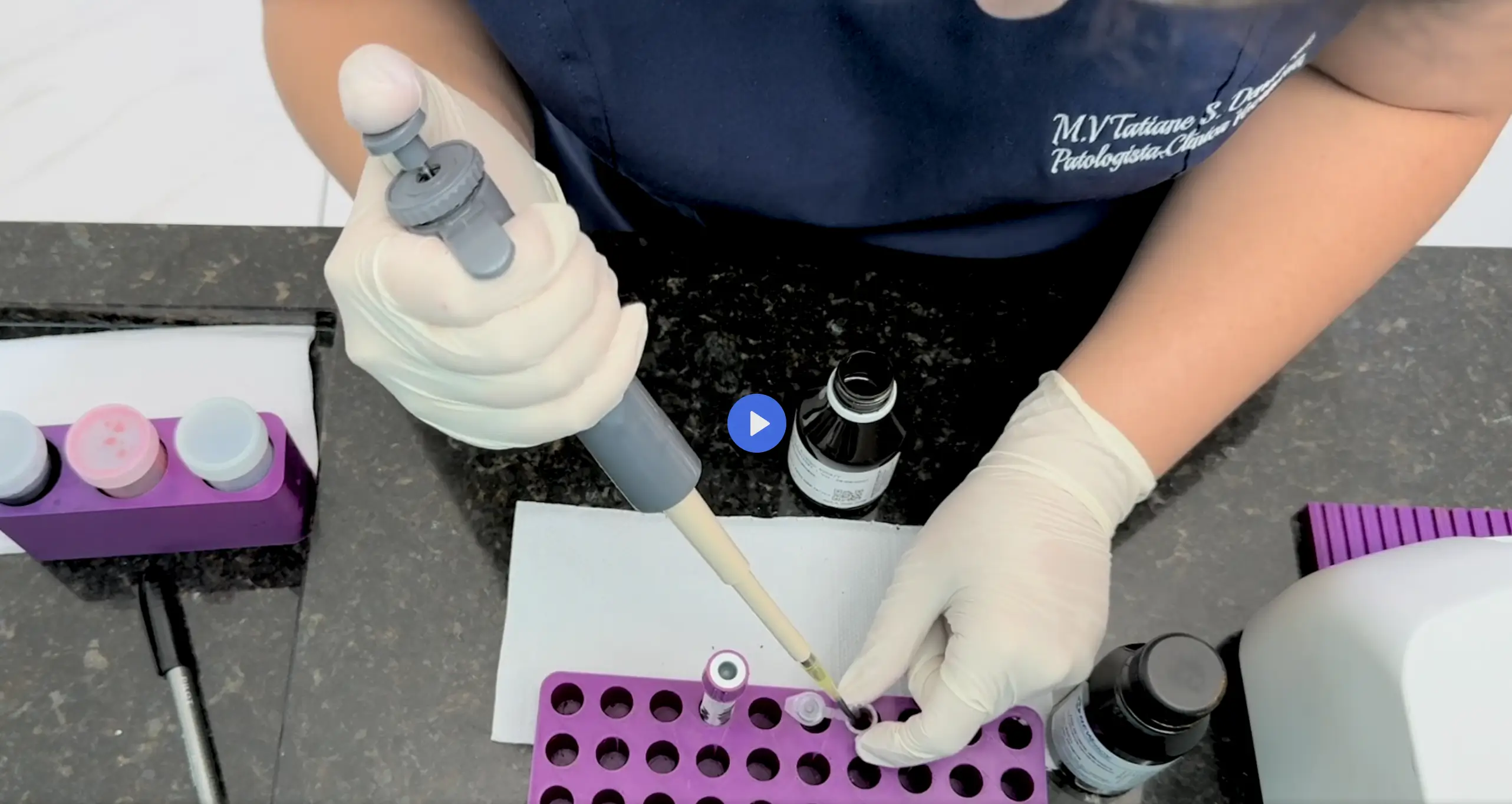 Exemplo de vídeo tutorial — pipetagem de amostra no laboratório